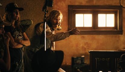 Viggo Mortensen caracterizado como Holger Olsen, un migrante danés en el oeste, en una imagen tras bambalinas de la película 'The Dead Don't Hurt'.