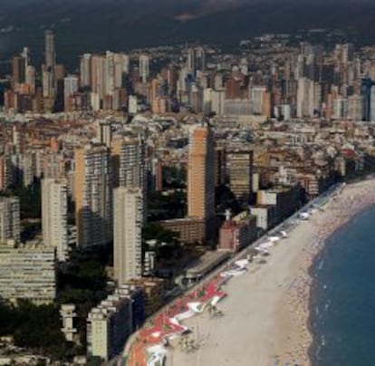 La playa de Poniente en la actualidad y un rascacielos en construcción.