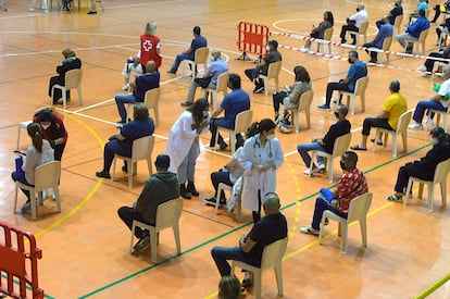 Vacunación en un polideportivo de Ceuta este sábado.