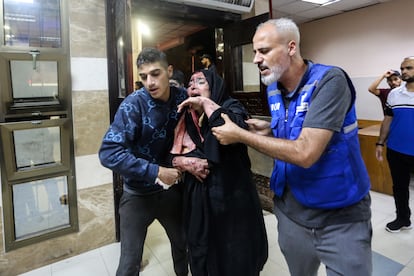 Una mujer herida llega al hospital Nasser de Jan Yunis, al sur de la franja de Gaza, tras un bombardeo israelí.