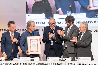 El escritor mozambiqueño Mia Couto recibe el Premio FIL de Literatura en Lenguas Romances en Guadalajara, México.