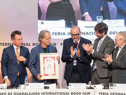 El escritor mozambiqueño Mia Couto recibe el Premio FIL de Literatura en Lenguas Romances en Guadalajara, México.