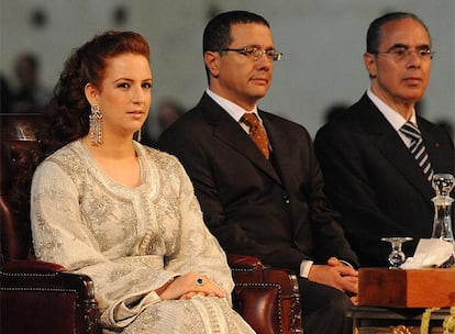 La princesa Lalla Salma de Marruecos, mujer del monarca alahuita Mohamed VI, se dejó ver anoche en una de sus contadas apariciones públicas desde su matrimonio con el rey, en el Festival de Músicas Sagradas del Mundo de Fez en el que actuó la cantante estadounidense Jessie Norman. En la imagen, junto al ministro de Turismo de Marruecos y el presidente del festival.