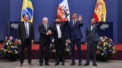Yamandu Orsi, Luiz Inácio Lula da Silva, Gabriel Boric, Pedro Sánchez y Gustavo Petro, esta semana en Santiago de Chile. 