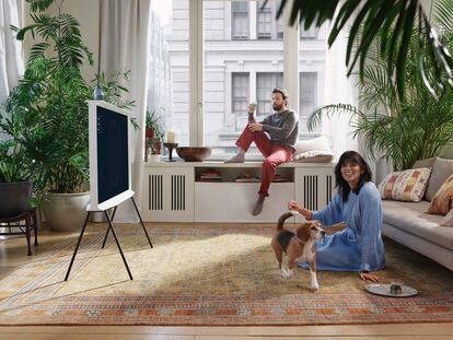 Con su espectacular y versátil diseño, el televisor Samsung The Serif compite en belleza hasta con tu mobiliario más vanguardista.