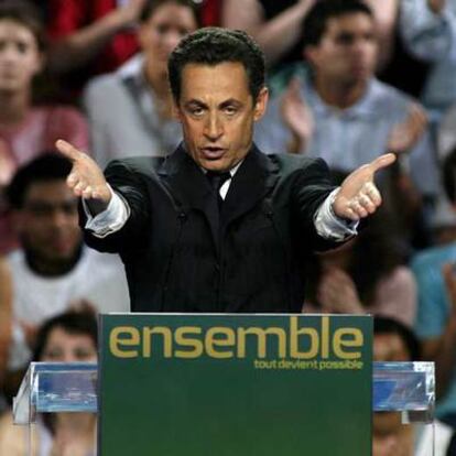 Nicolas Sarkozy se dirige a sus seguidores en el acto electoral de ayer, en el Omnisport Bercy de París.