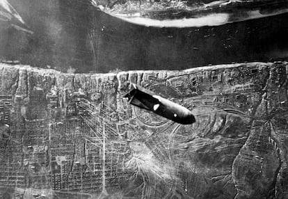 Vista aérea de una bomba soltada sobre una planta química en Estalingrado en 1942.