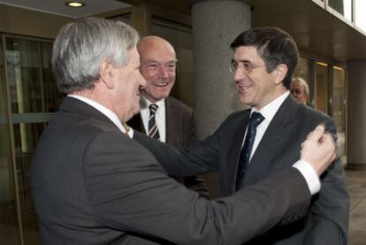 El <i>lehendakari</i> saluda al vicepresidente de Aquitania, François Maitia, en noviembre de 2009 en Burdeos, en presencia de Alain Rousset.