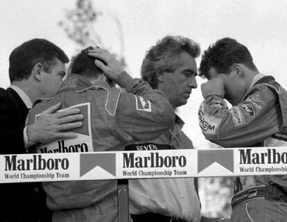 Los pilotos Nicola Larini, Michael Schumacher, ganadores del Gran Premio de San Marino muestran su dolor por el accidente de Ayrton Senna ante el director de Benetton, Flavio Briatore el 1 de mayo de 1994.