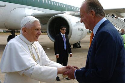 Don Juan Carlos saluda al Papa al pie de la escalinata del avión en la pista del aeropuerto de Manises.