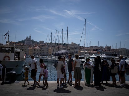 Un grupo de turistas hace cola para coger un ferri en Marsella, al sur de Francia, este sábado.