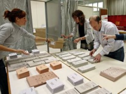 Una mesa electoral en Pamplona, el domingo. 