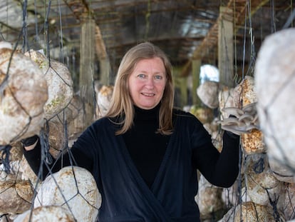 Ayelén Malgraf junto a algunos de los ingredientes con los que elabora sustitutos de plástico.