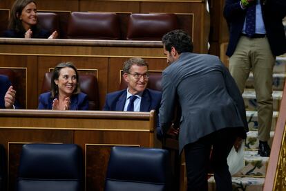 El diputado del PP, Borja Semper conversa con el líder del PP, Alberto Núñez Feijóo y la portavoz, Cuca Gamarra, este martes en el Congreso. 