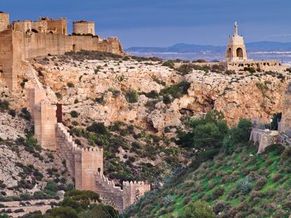 Vista de la Alcazaba y las murallas del Cerro de San Cristóbal, en Almería.