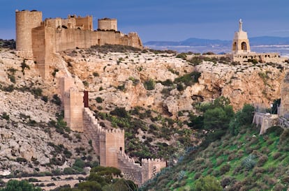 Vista de la Alcazaba y las murallas del Cerro de San Cristóbal, en Almería.