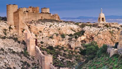 Vista de la Alcazaba y las murallas del Cerro de San Cristóbal, en Almería.