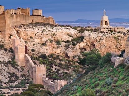 Vista de la Alcazaba y las murallas del Cerro de San Cristóbal, en Almería.