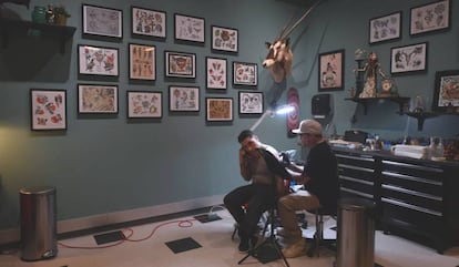 El tatuador y artista Freddy Negrete durante una muestra de su trabajo en el Museo de Historia Natural de Los Ángeles en noviembre de 2017.