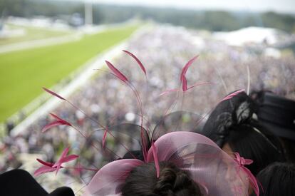 El hipódromo de Ascot (con un aforo de 80.000 espectadores) celebró su 300 aniversario en 2011, aunque las primeras carreras reales de Ascot se remontan a 1768.