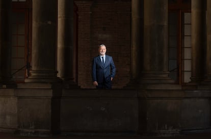 Jaume Collboni, en la entrada del recinto de la Escuela Industrial de Barcelona, el pasado jueves antes de la entrevista.