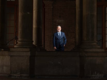 Jaume Collboni, en la entrada del recinto de la Escuela Industrial de Barcelona, el pasado jueves antes de la entrevista.