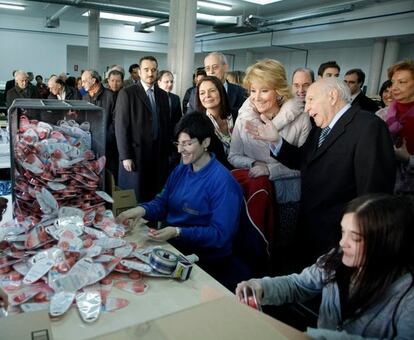 Colegios, centros de salud, carreteras, centros de empleo... la presidenta de la Comunidad preside el estreno de todo tipo de infraestructuras e instalaciones. En la imagen respalda la labor de la Fundacin Alas para la insercin laboral de personas con algn tipo de minusvala.