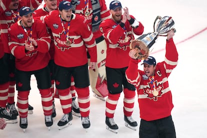 El capitán de Canadá, Sidney Crosby, alza el trofeo de campeón.