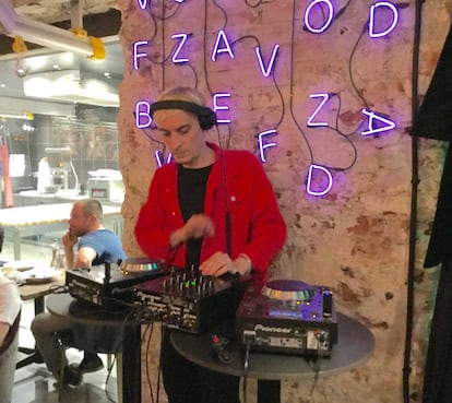 EL DJ PINCHANDO MUSICA TECNO / CAPEL