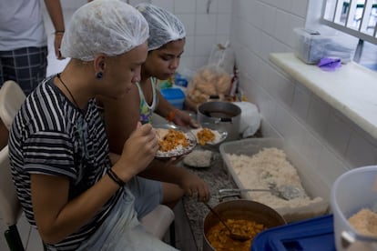 Pais, ex-alunos, professores e até comerciantes do bairro colaboram com doações de comida e produtos de limpeza para os alunos. A comissão de Alimentação cuida do café de manhã, o almoço e o jantar de todos os ocupantes. Quem descumprir as normas, estabelecidas mediante assembléias diárias, é punido com uma hora de atraso no almoço e corte nas atividades lúdicas.