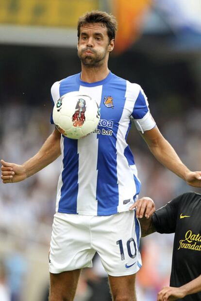 Xabi Prieto controla el balón  ante Thiago.