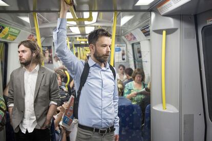 08.20. Tobías Holmqvist viaja en metro a su oficina, a las afueras de Estocolmo.