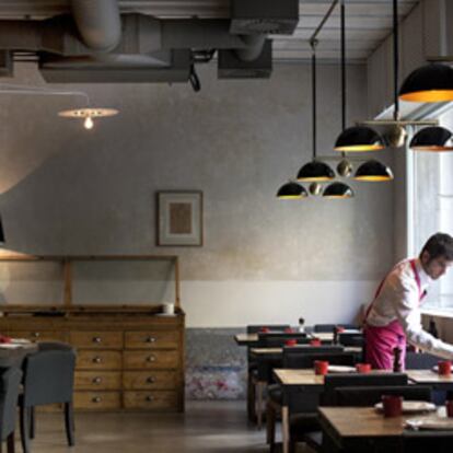 Comedor de Casa Paloma en Barcelona. Abajo, el plato bautizado como "El carpaccio más antiguo del mundo".