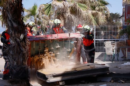 Personal de emergencias trabajan en el exterior del edificio colapsado, el 24 de mayo. 
