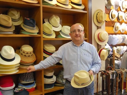 Luis Bobes, gerente de la sombrerer&iacute;a Albi&ntilde;ana, fundada en 1924 y presente en ocho redes sociales.