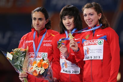 Nuria Fernández (a la izquierda), con las rusas Azhakova y Martynova en el podio.