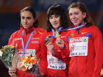 Nuria Fernández (a la izquierda), con las rusas Azhakova y Martynova en el podio.