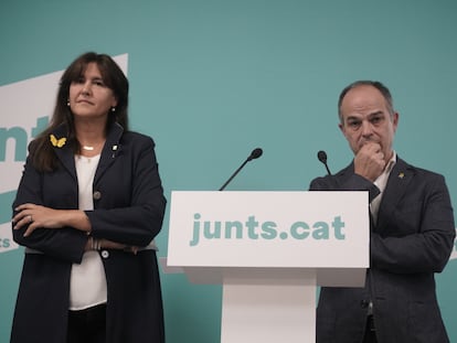 La líder de Junts, Laura Borràs, y el secretario general del partido, Jordi Turull, ofrecen una rueda de prensa tras la votación de los militantes, el viernes en Barcelona.