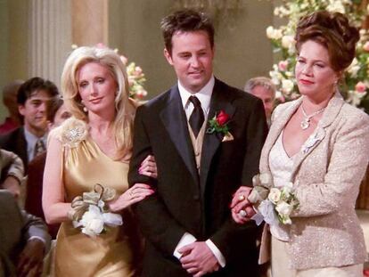 Chandler Bing, interpretado por Matthew Perry, de camino al altar respaldado por su madre y su padre.