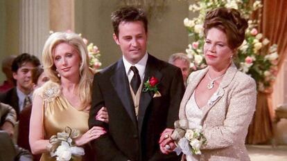 Chandler Bing, interpretado por Matthew Perry, em seu caminho para o altar apoiado por sua mãe e seu pai.