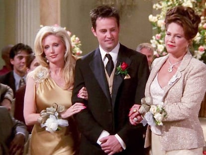 Chandler Bing, interpretado por Matthew Perry, em seu caminho para o altar apoiado por sua mãe e seu pai.