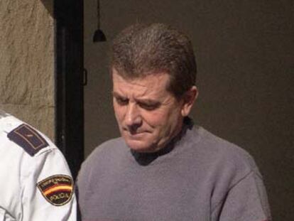 Juan Miguel Cerrillo acude al juzgado custodiado por la policía.