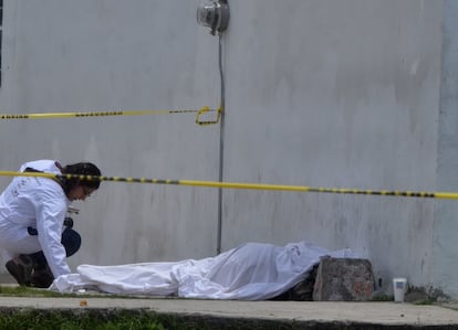 Personal forense junto al cadáver de un hombre asesinado en la alcaldía Tláhuac, en una fotografía de archivo. 