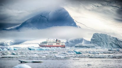 El barco MS Fram, de Hurtigruten, en la Antártida.