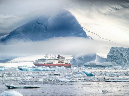 El barco MS Fram, de Hurtigruten, en la Antártida.
