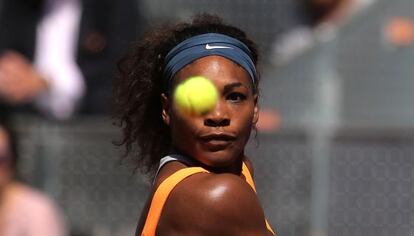 Serena golpea una bola ante Errani.