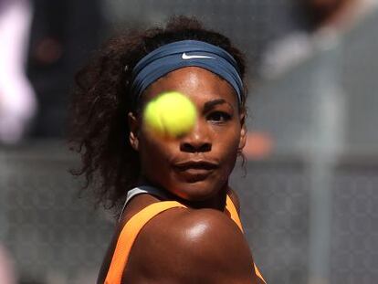 Serena golpea una bola ante Errani. 