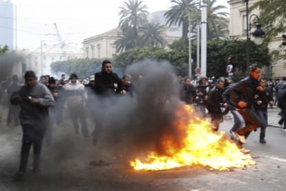 Manifestantes huyen de la policía antidisturbios en el centro de Túnez capital.
