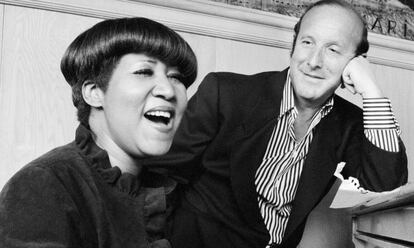 Clive Davis con Aretha Franklin, en una imagen de 1981. 