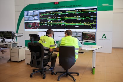 Reguladores en el puesto de control central del tranvía en Chiclana. La nueva infraestructura está prevista que abra a lo largo del verano, cuando eso ocurra cualquier incidencia en sus más de 20 kilómetros de recorrido se controlará desde esta sala.